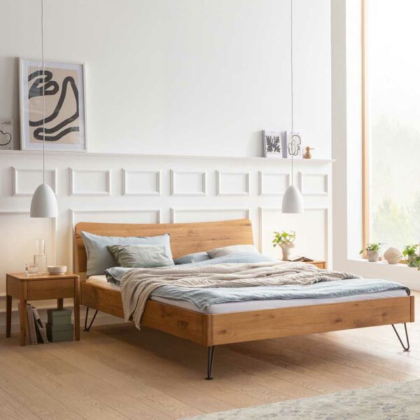 TopDesign Wildeiche Natur Bett in modernem Design Vierfußgestell aus Metall