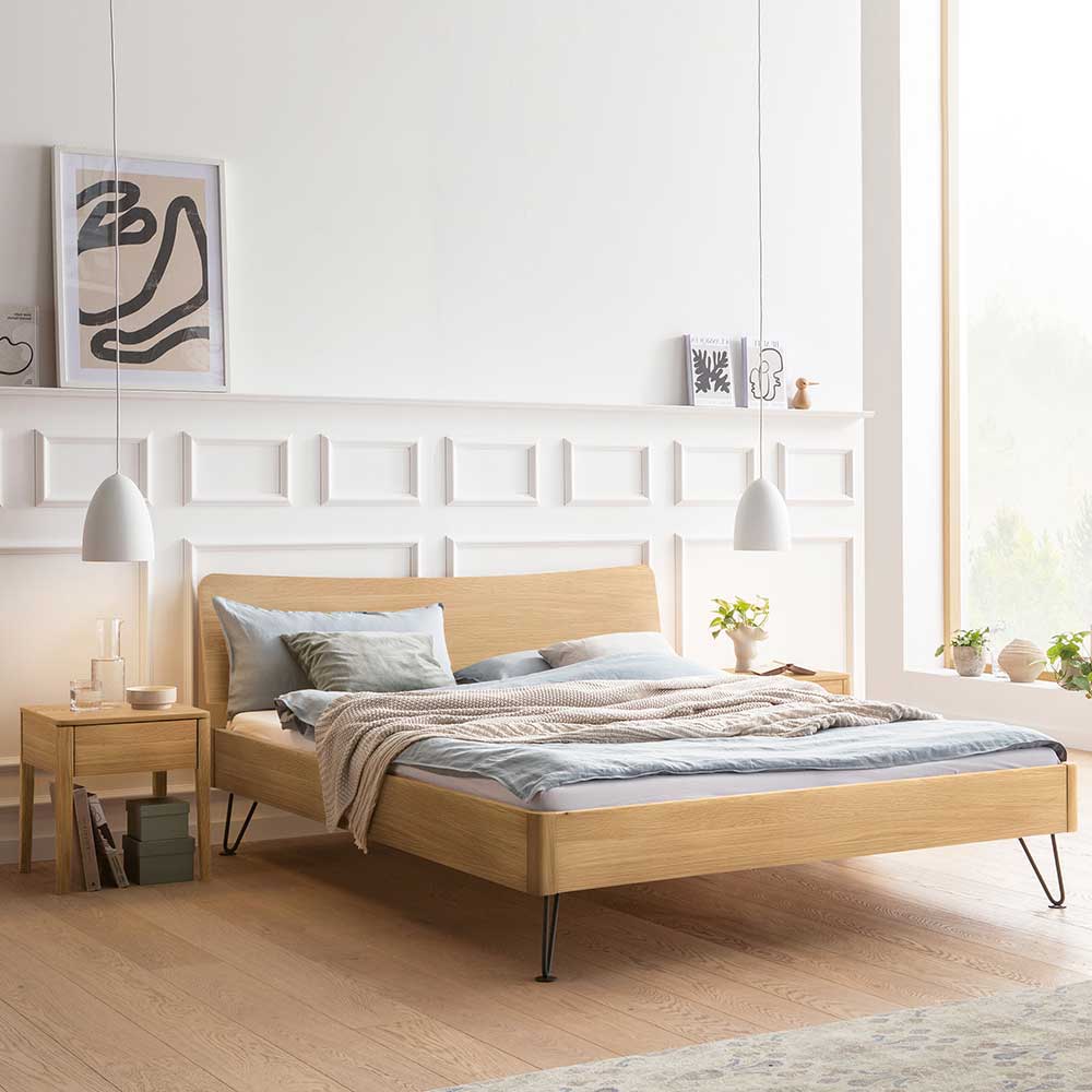 TopDesign Eiche hell geölt Bett in modernem Design Vierfußgestell aus Metall