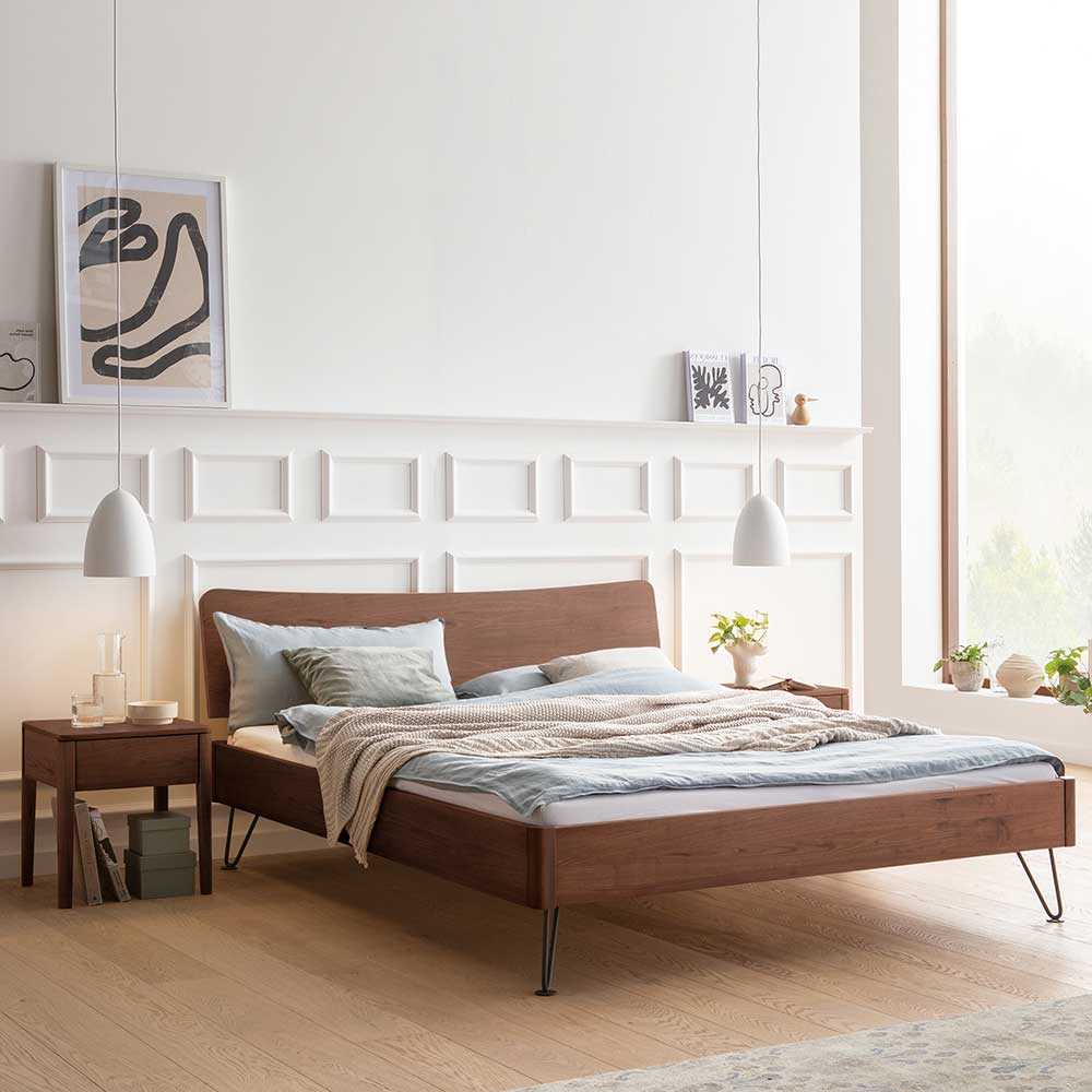 TopDesign Massivholz Nussbaum geölt Bett 140x200 cm Vierfußgestell aus Metall