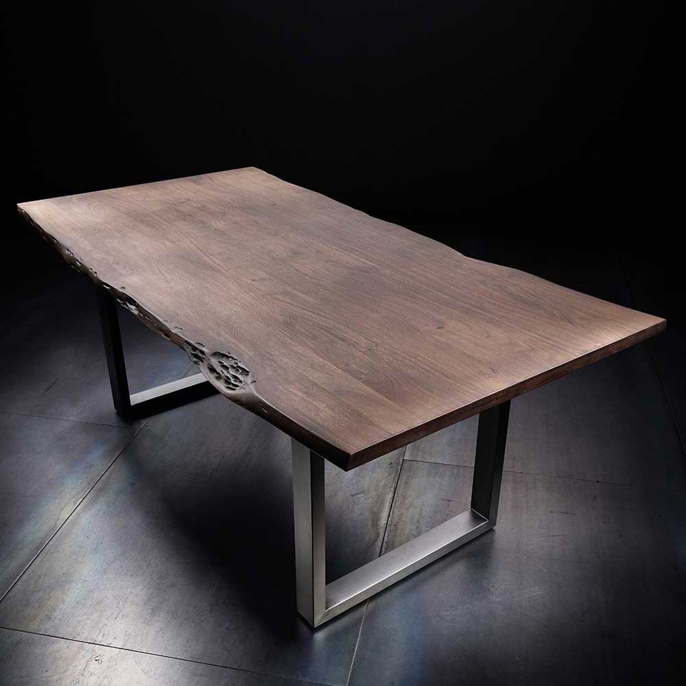BestLivingHome Baumkantentisch in Walnussfarben und Silber Akazie Massivholz und Edelstahl