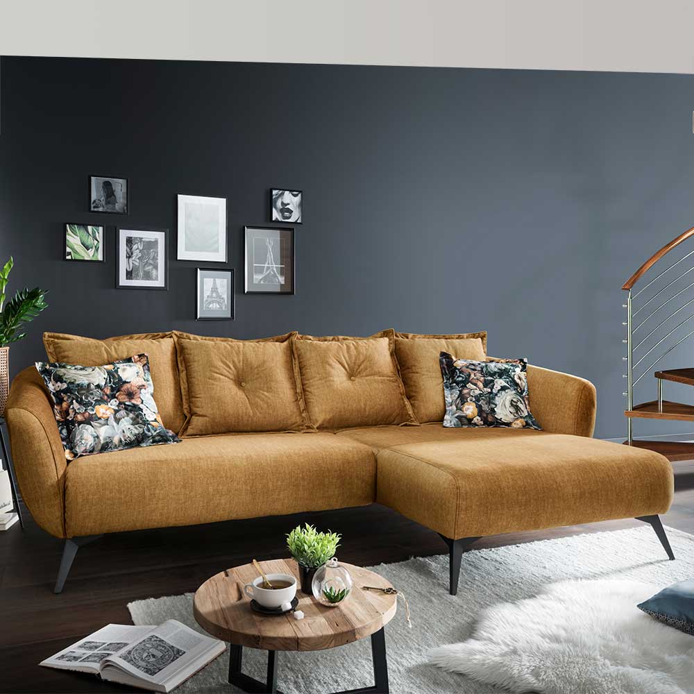 Brandolf L Sofa mit Kissen in Ockergelb und Schwarz Microvelours und Metall